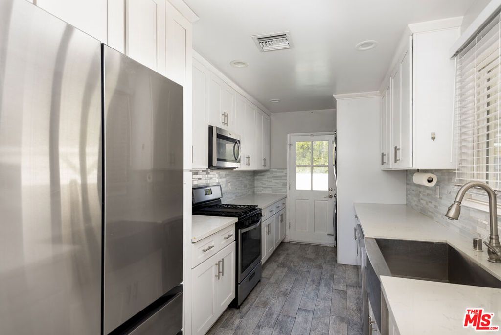 Photo of 15525 Sylvan Street, Van Nuys, CA 91411 (MLS # 26641607)