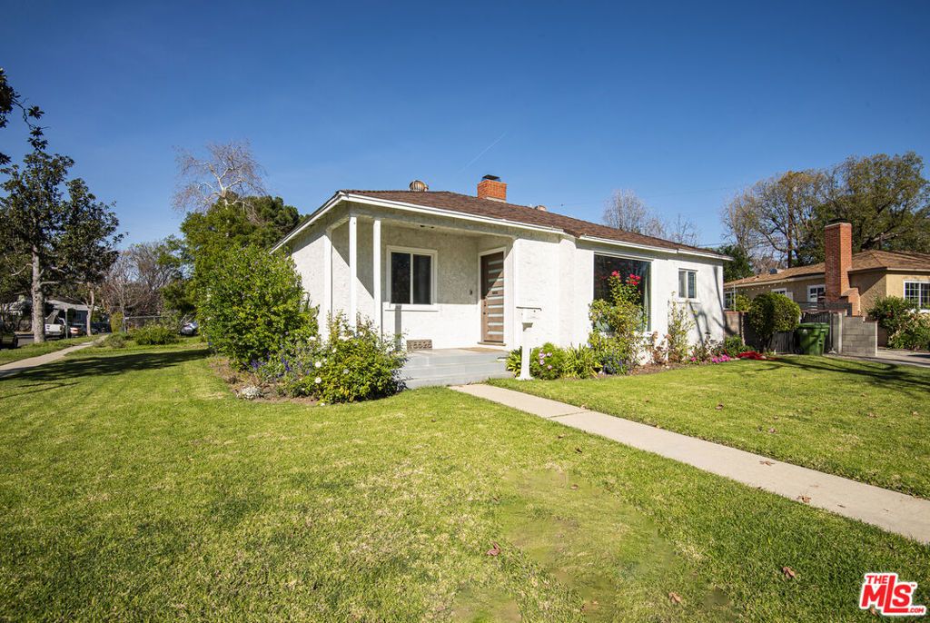 Photo of 15525 Sylvan Street, Van Nuys, CA 91411 (MLS # 26641607)
