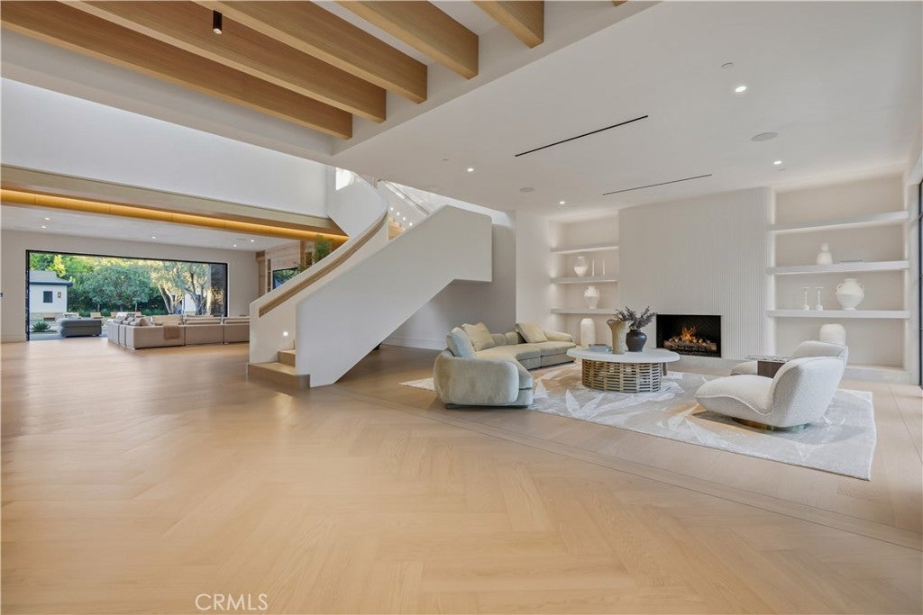 All new World class trophy estate with a premier location in the ultra – image 6