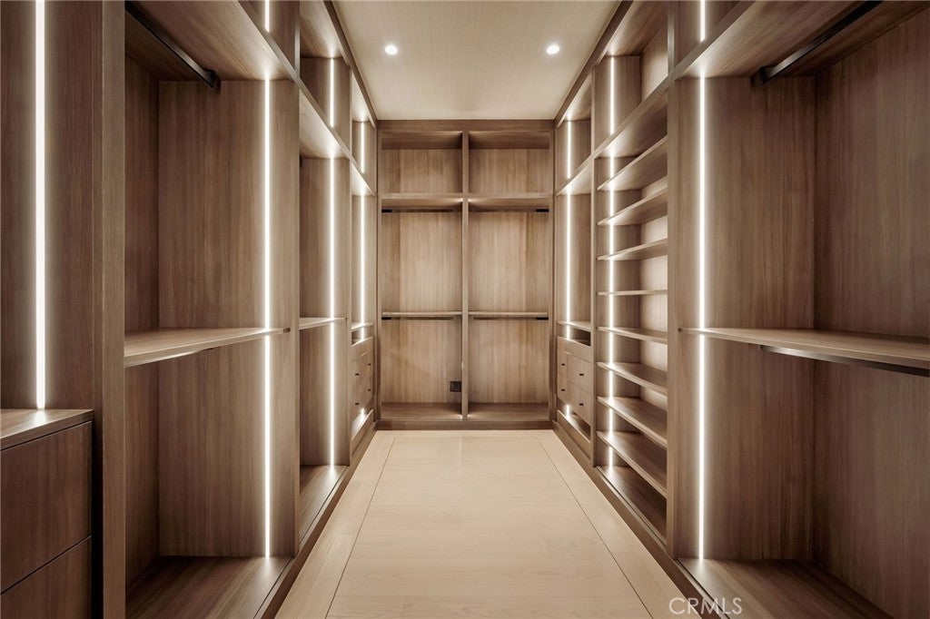 All new World class trophy estate with a premier location in the ultra – image 36