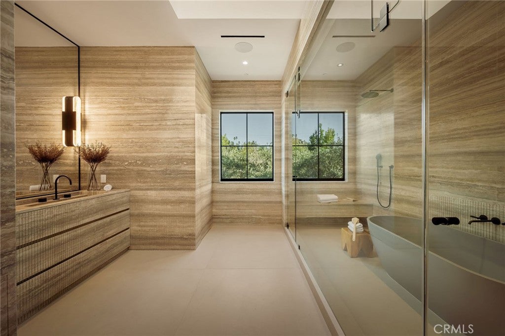 All new World class trophy estate with a premier location in the ultra – image 33