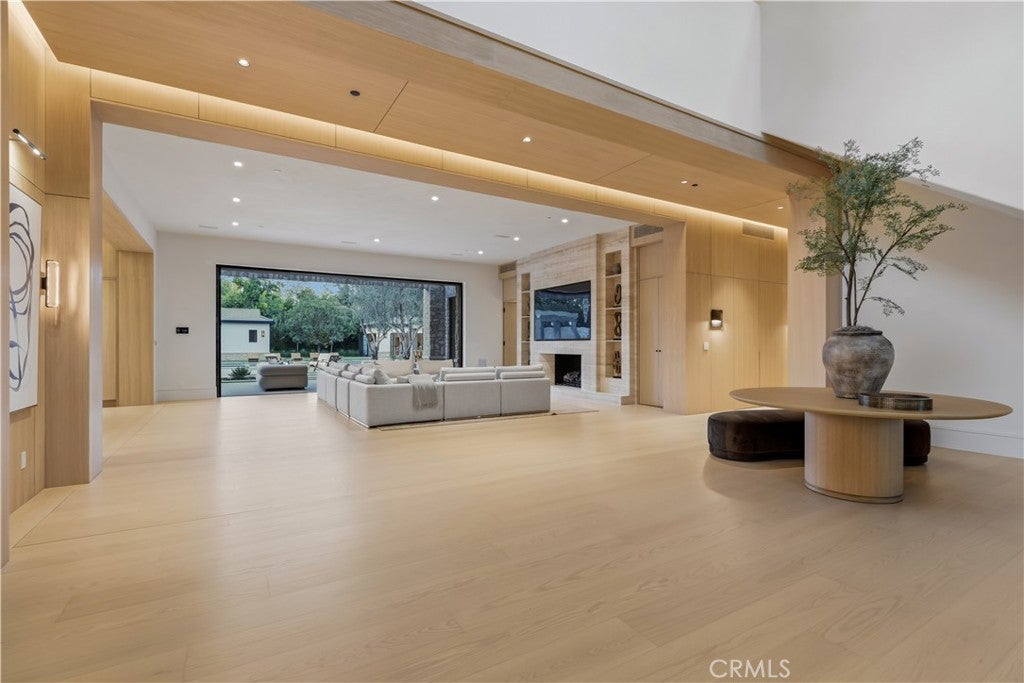 All new World class trophy estate with a premier location in the ultra – image 11