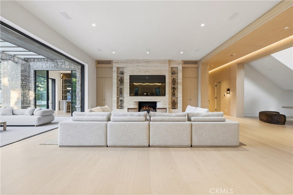 All new World class trophy estate with a premier location in the ultra – image 19