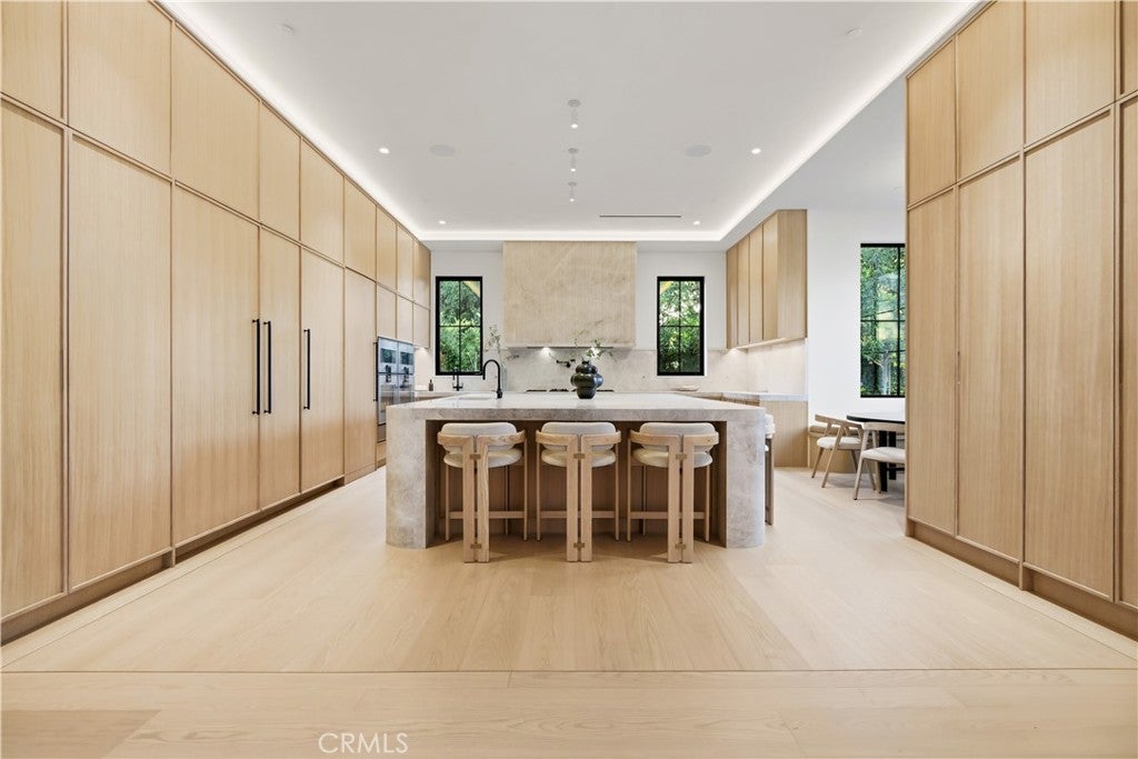 All new World class trophy estate with a premier location in the ultra – image 15