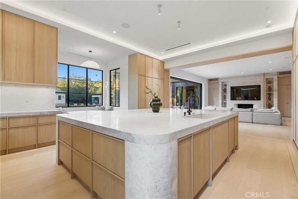 All new World class trophy estate with a premier location in the ultra – image 15