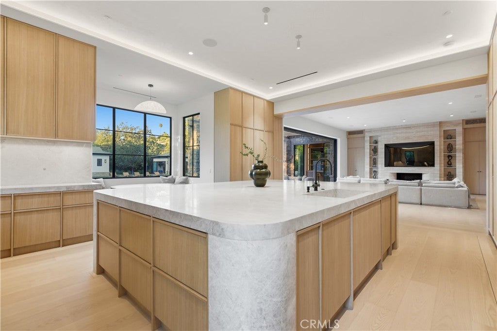 All new World class trophy estate with a premier location in the ultra – image 14