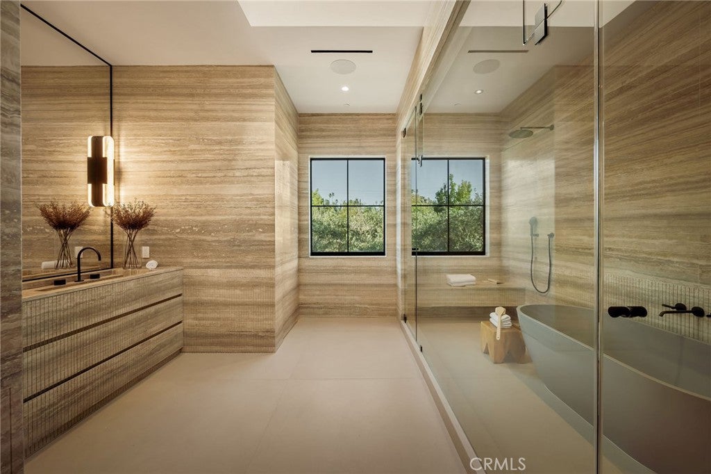 All new World class trophy estate with a premier location in the ultra – image 32