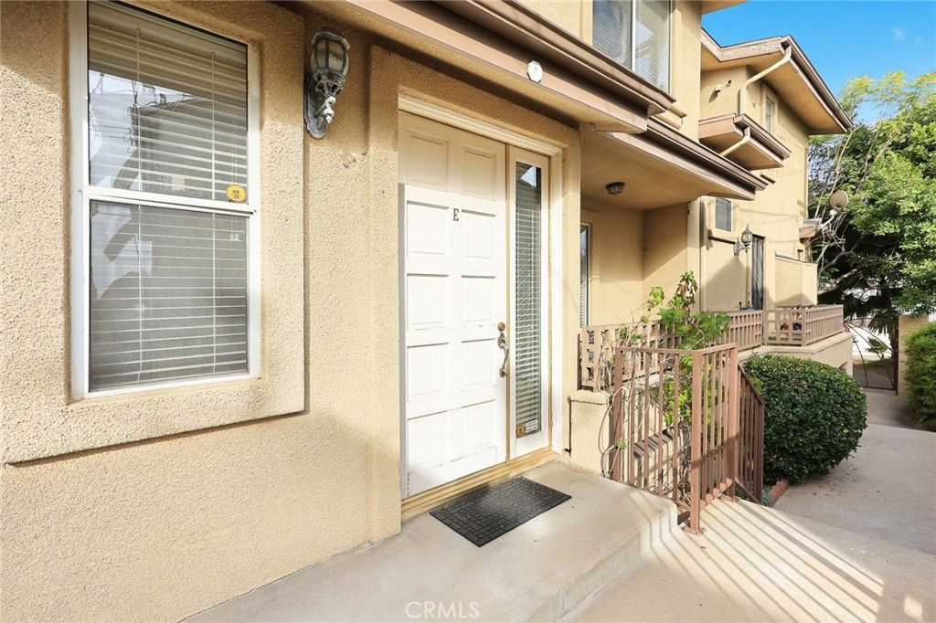 Photo of 101 S Verdugo Road #E, Glendale, CA 91205 (MLS # WS25259559)