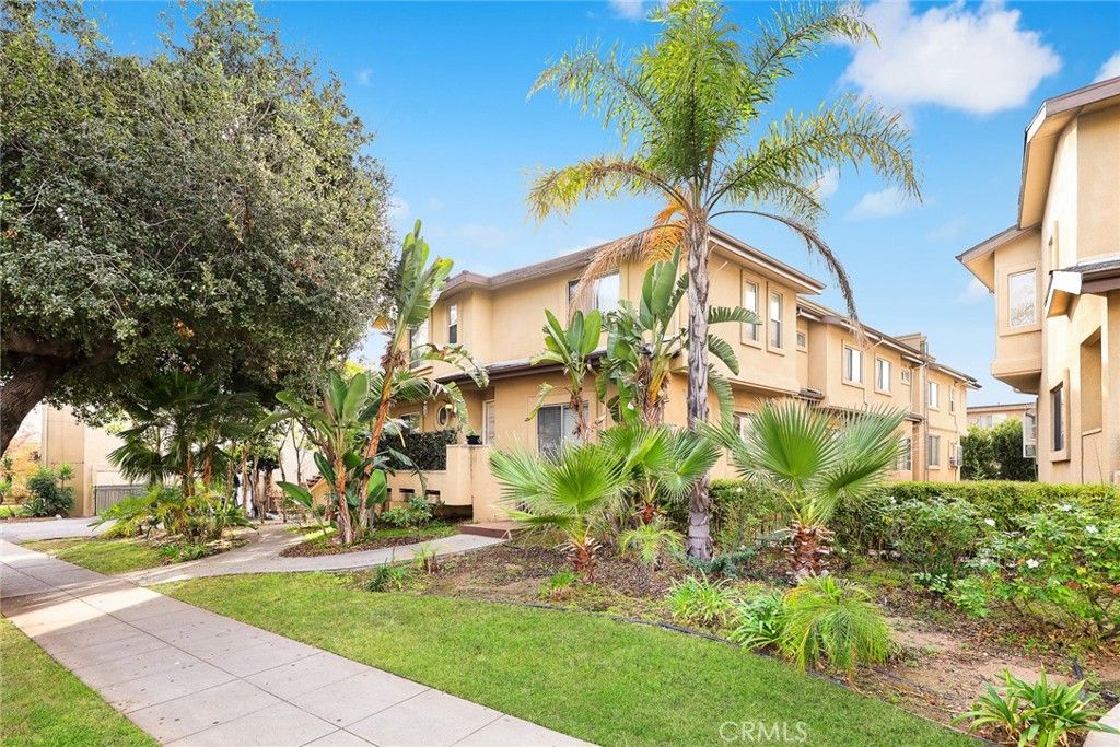 Photo of 101 S Verdugo Road #E, Glendale, CA 91205 (MLS # WS25259559)