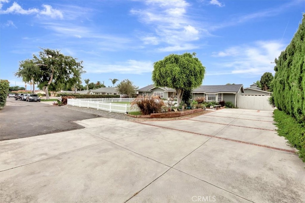 692 E Fellows Drive