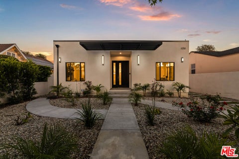 Photo of 1170 S Lucerne Boulevard, Los Angeles, CA 90019 (MLS # 26988117)