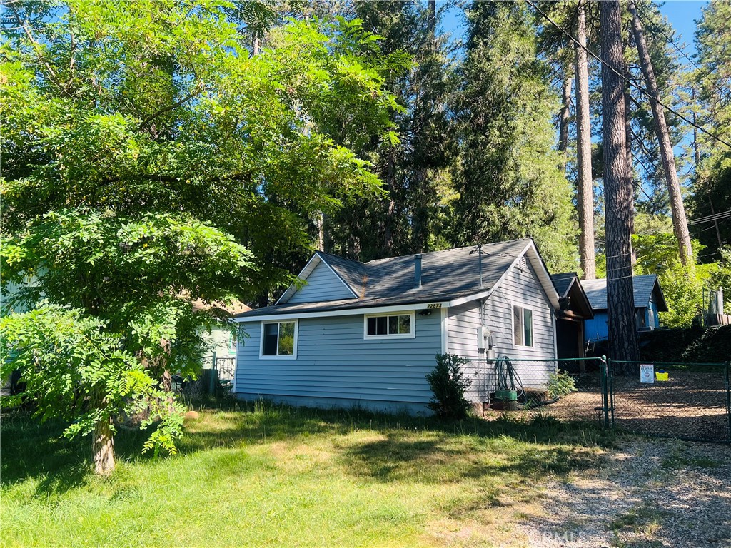 **Charming Tiny House in a Great Neighborhood! ** ??
Discover this delightful 1-bedroom, 1-bathroom house, perfectly situated on 5000 sqft of usable flat land. With a convenient level entry, this cozy 600sqft home is nestled in a welcoming community, offering both comfort and privacy. This property has a beautiful grass front yard. Enjoy the security and serenity of a gated yard, perfect for pets and outdoor activities. Usable Flat Land 5000 sqft of flat land gives you ample space for gardening, recreation, or expansion. Surrounded by friendly neighbors and close to local amenities. This tiny house combines modern living with outdoor charm, making it the perfect intimate retreat or investment opportunity. Don’t miss out on this gem in great neighborhood.