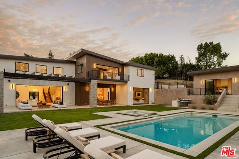 Photo of 38 Dapplegray Road, Bell Canyon, CA 91307 (MLS # 26832665)