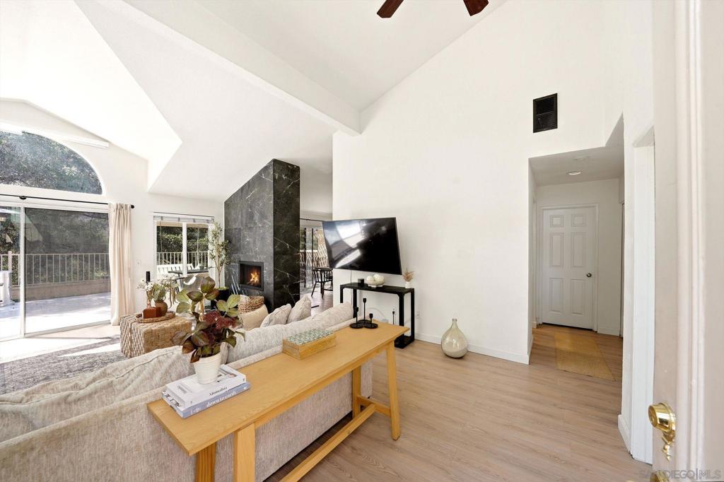 8981 Circle R View