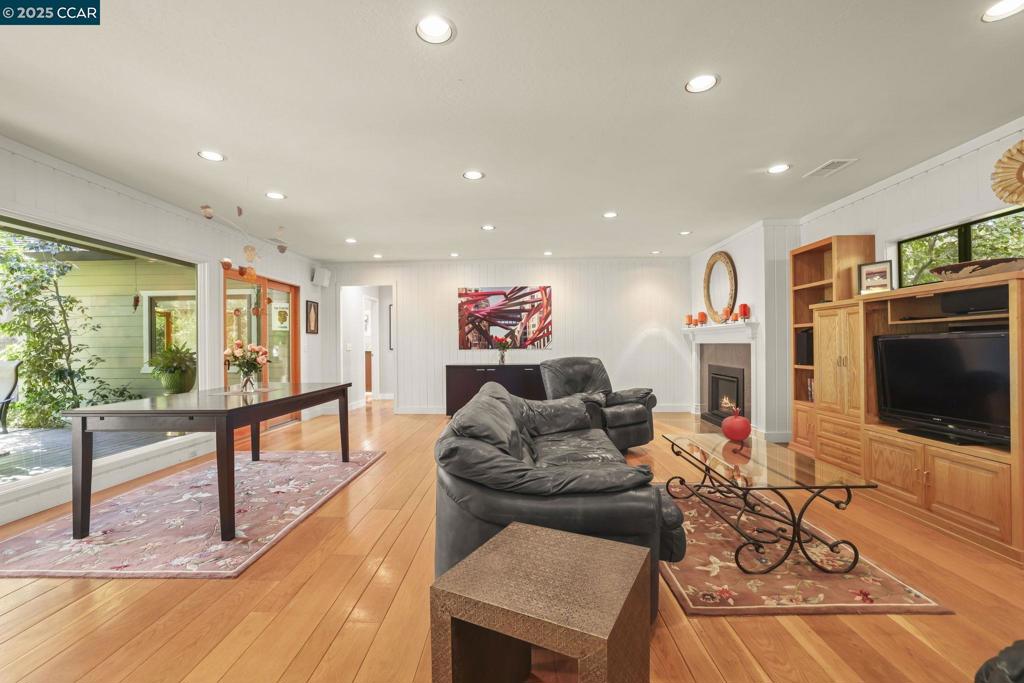 SOUTH WALNUT CR - Residential