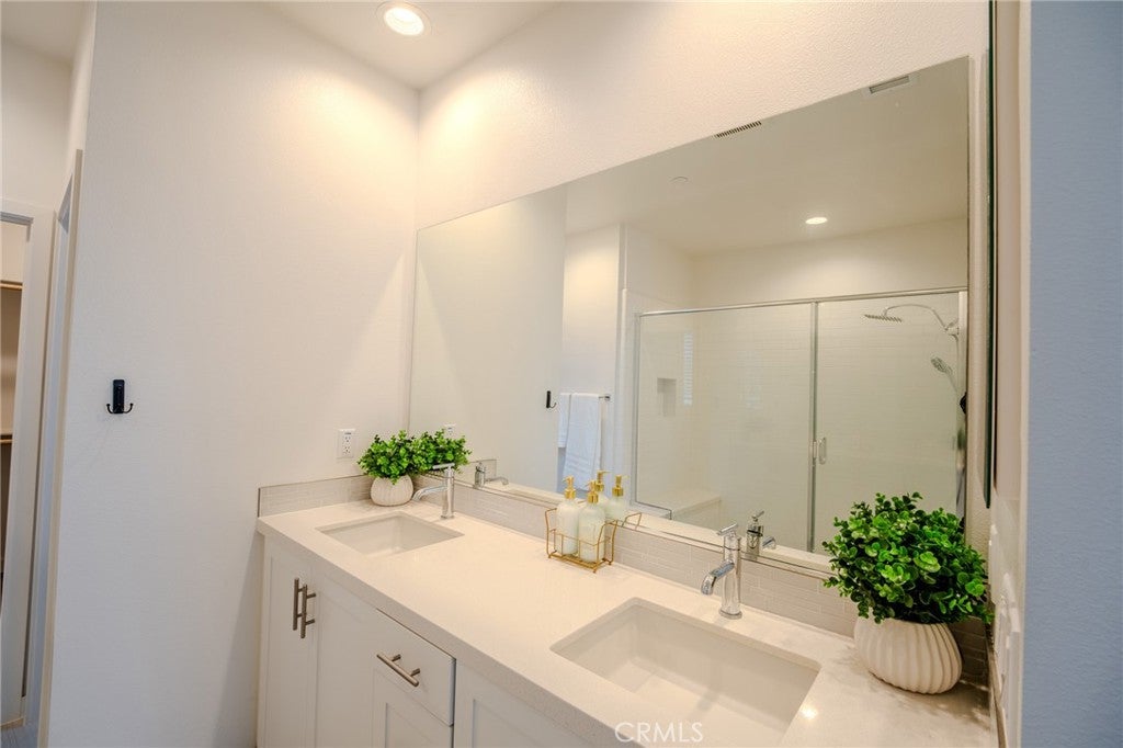 107 Allusion, Irvine CA 92618 - Photo 37