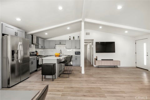Photo of 6413 Wystone AVE, Reseda, CA 91335 (MLS # SR26207021)