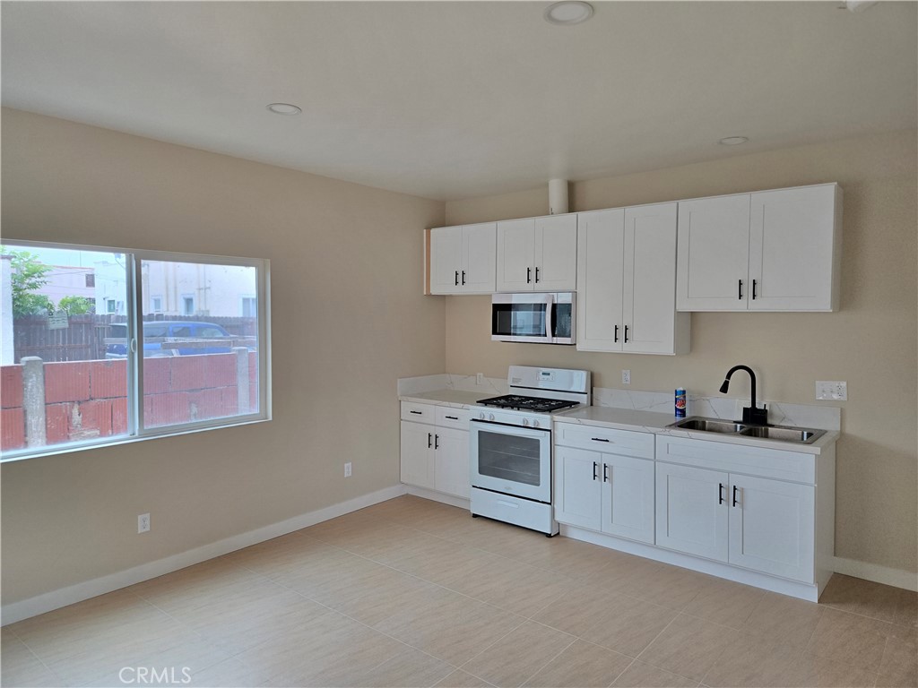 Urban Convenience Meets Tranquil Comfort Step into effortless living with this newly certified one-bedroom, one-bath gem located on a quiet and secluded street—just minutes from Budlong Elementary, John Muir Middle School, and rapid access in all directions via East, West, North, and South transportation routes.
** Bright, Airy, and Efficient
Soaring ceilings and natural light create a spacious, welcoming feel
A ceiling fan and high-efficiency heat pump ensure year-round climate comfort
Smart layout maximizes every inch of living space
*** Your Peaceful Retreat in the Heart of the City. This home offers all the perks of urban proximity—without the noise. Whether you’re commuting, nesting, or entertaining, it’s the perfect blend of quiet solitude and strategic location.