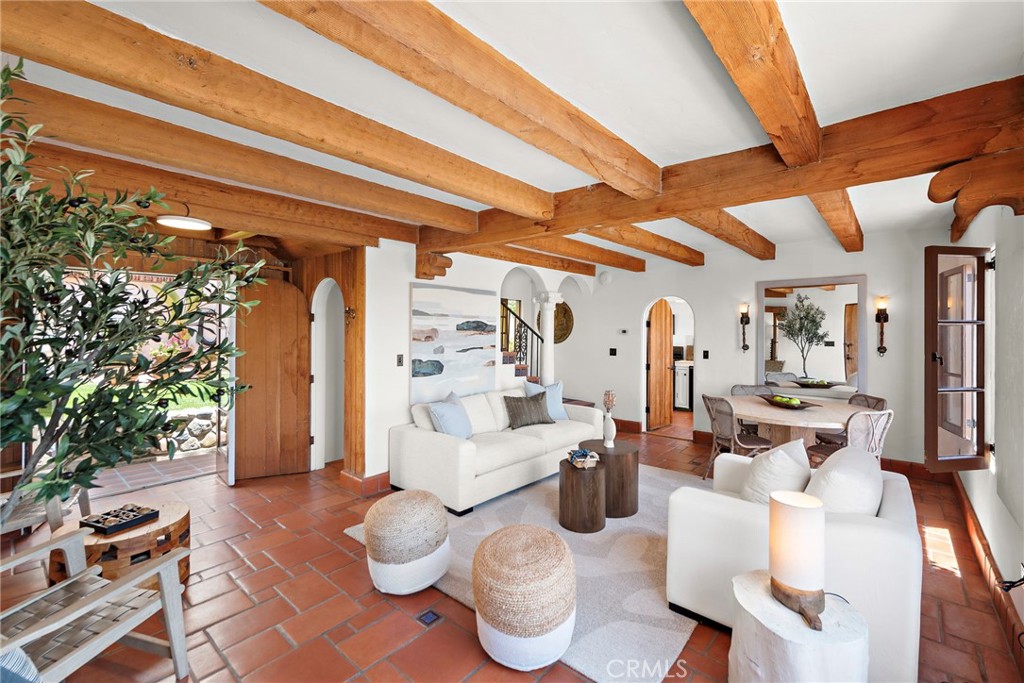 606 Avenida Victoria