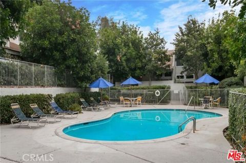Tiny photo for 11824 Moorpark Street #F, Studio City, CA 91604 (MLS # 26692595)