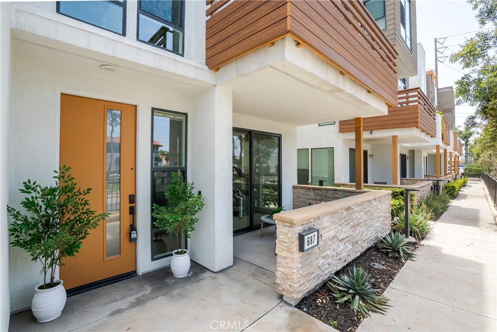 687 W 17th Street