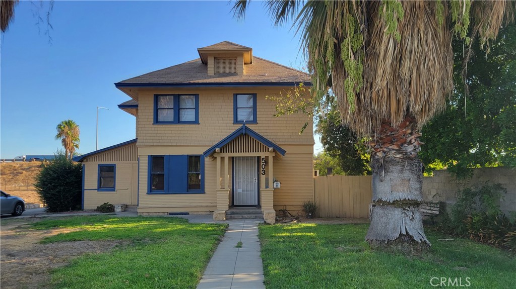 Main image without alt text