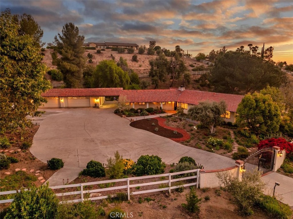 37895 Avenida Bravura