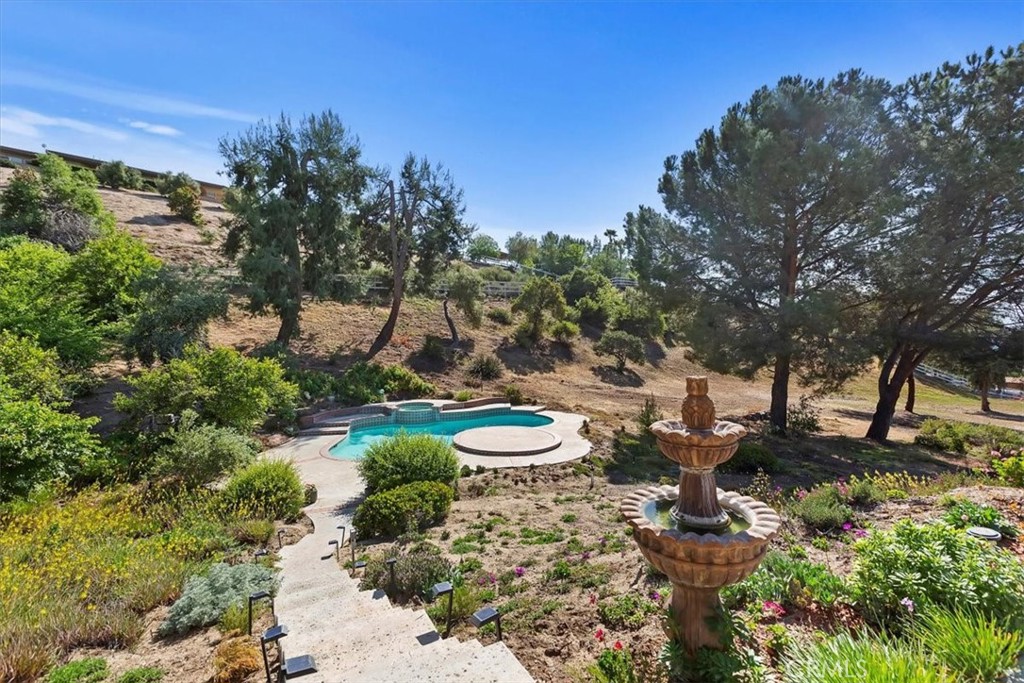 37895 Avenida Bravura