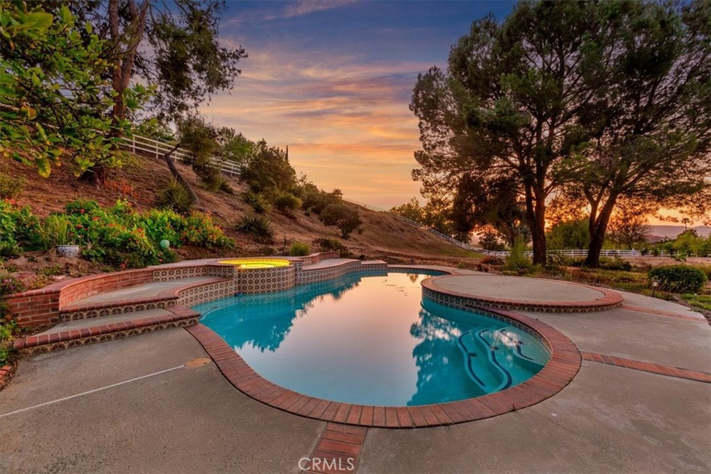 37895 Avenida Bravura