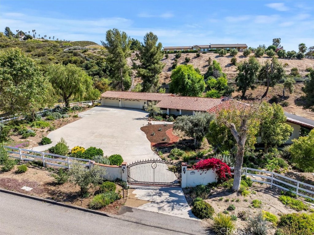 37895 Avenida Bravura