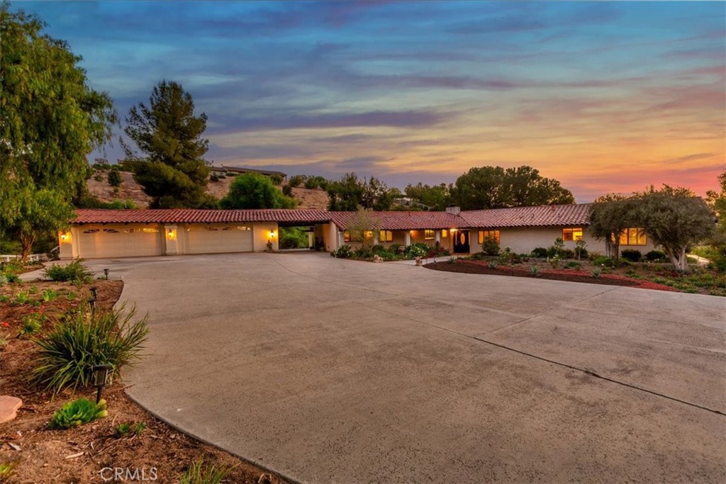 37895 Avenida Bravura