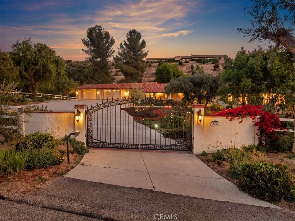 37895 Avenida Bravura