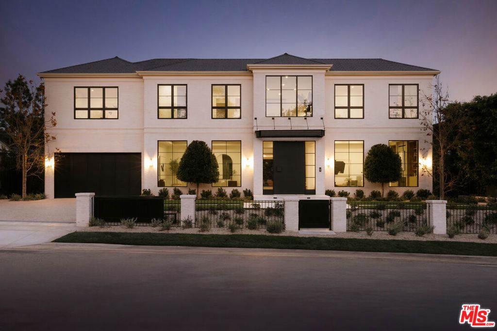 Photo of 260 Homewood Road, Los Angeles, CA 90049 (MLS # 26633291)