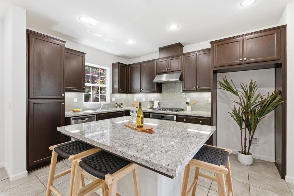 1563 Middle Lane