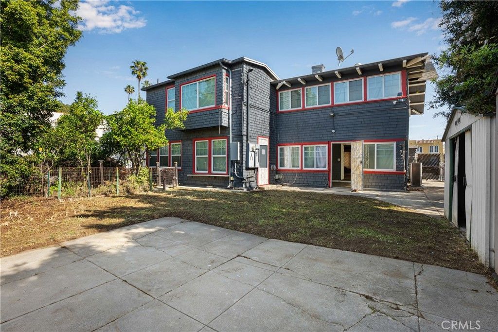 Photo of 1527 S Wilton Pl, Los Angeles, CA 90019 (MLS # OC26075734)