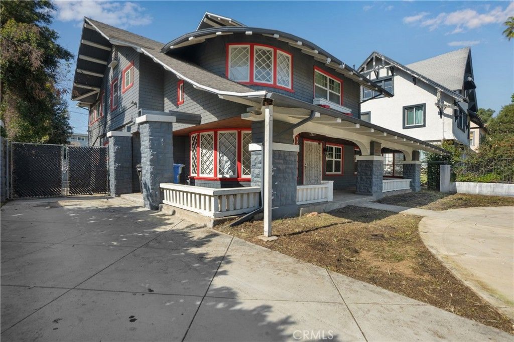 Photo of 1527 S Wilton Pl, Los Angeles, CA 90019 (MLS # OC26075734)