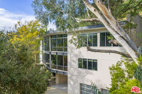 Photo of 2207 Bowmont Drive, Beverly Hills, CA 90210 (MLS # 26638645)