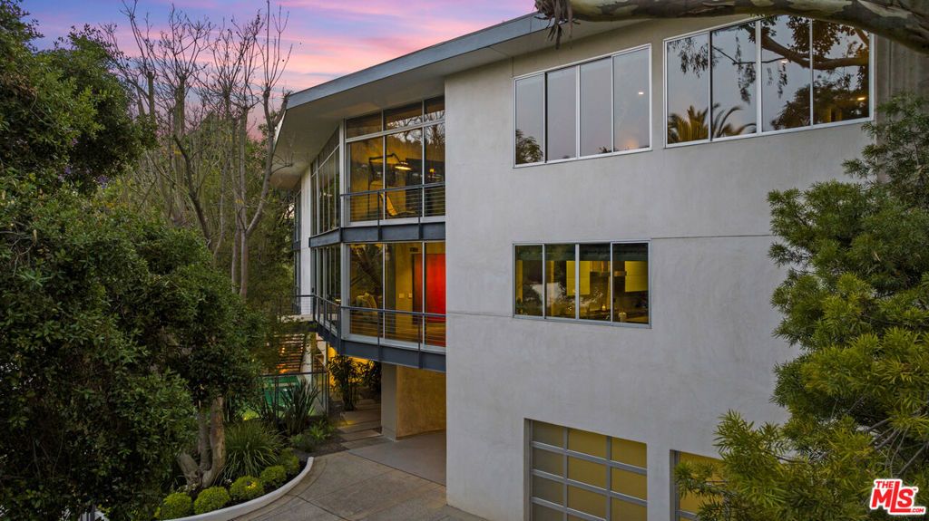 Photo of 2207 Bowmont Drive, Beverly Hills, CA 90210 (MLS # 26638645)