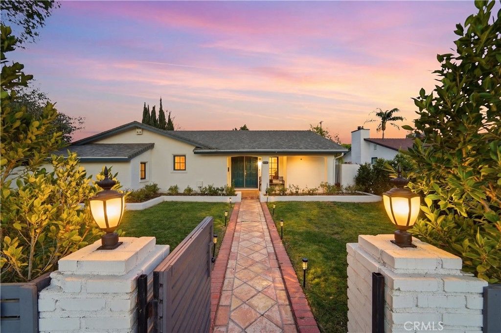 Photo of 5232 Woodman Avenue, Sherman Oaks, CA 91401 (MLS # SR26057221)