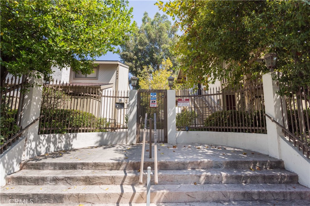 This beautiful 2 bedroom, 1.75 bath condominium offers the perfect blend of comfort and convenience. Freshly painted and inviting split-level end unit, this residence features a cozy living room is adorned with fireplace ideal for relaxing evenings.
The main bedroom boasts a private bath, while the second bedroom is well-appointed for guest or family. Kitchen features a breakfast bar, refrigerator, stove and microwave. The adjacent dining area looks out to the private patio. Stack washer & dryer are also included. With one carport space and an additional parking spot, you have plenty of room for your vehicles. The security gated complex provides peace of mind & includes 2 pools, spa, rec room as well as community laundry if needed, while being conveniently located near major freeways, making commutes effortless
Explore the vibrant shops and delicious restaurants on Ventura Blvd just minutes away or take the nearby public transportation and bike paths for accessibility.
Don't miss this opportunity to own this charming condominium, perfect for those seeking a stylish lifestyle in a prime location.