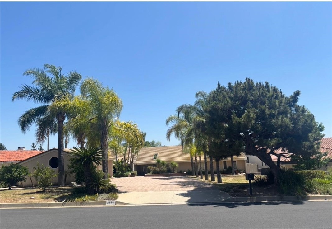 2534 E Vista