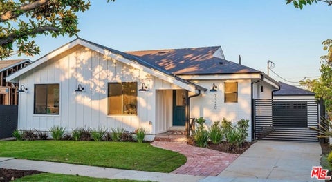 Photo of 7320 El Manor Avenue, Los Angeles, CA 90045 (MLS # 26852417)