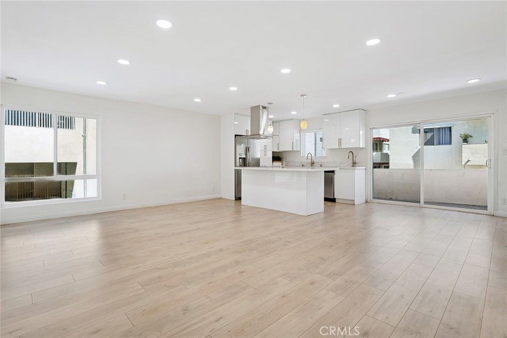 Photo of 5330 Zelzah Avenue #7, Encino, CA 91316 (MLS # SR25235972)