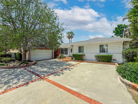 Photo of 8809 Oak Park Avenue, Sherwood Forest, CA 91325 (MLS # SR26174779)