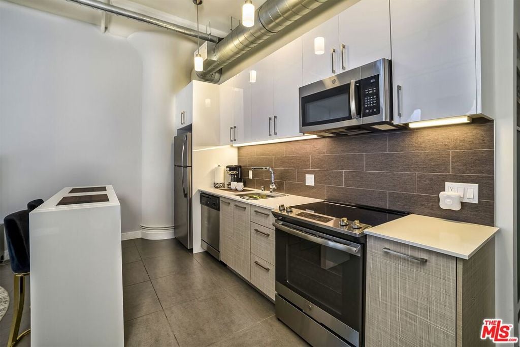 939 S Broadway 304