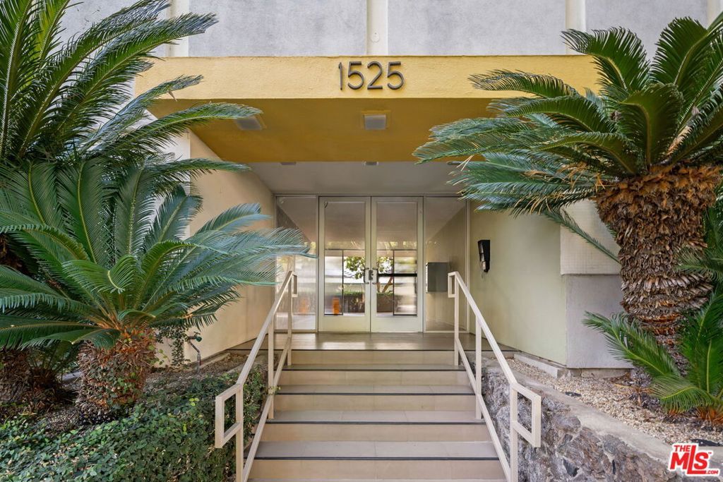 Photo of 1525 N Hayworth Avenue #302, Los Angeles, CA 90046 (MLS # 25616957)