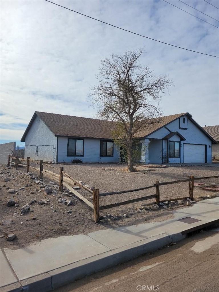 This single family home has 3 bedrooms and 2 bathrooms, central air, a two car garage and a block wall enclosing the backyard. From the back yard one has a clear view of the mountains and river valley. It is a great choice for a family home or an investment property. Home is being sold in its current condition.