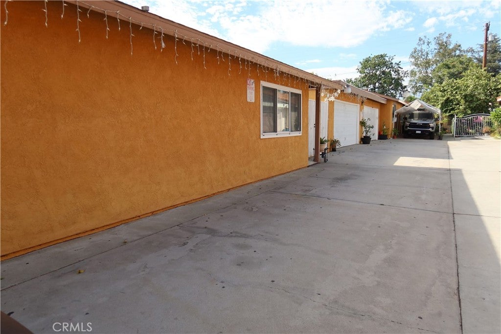 329 E Belmont