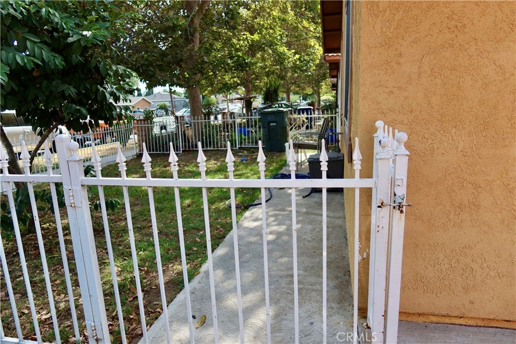 329 E Belmont