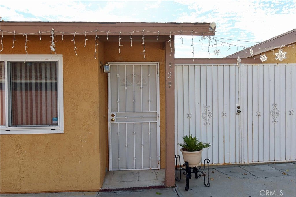 329 E Belmont